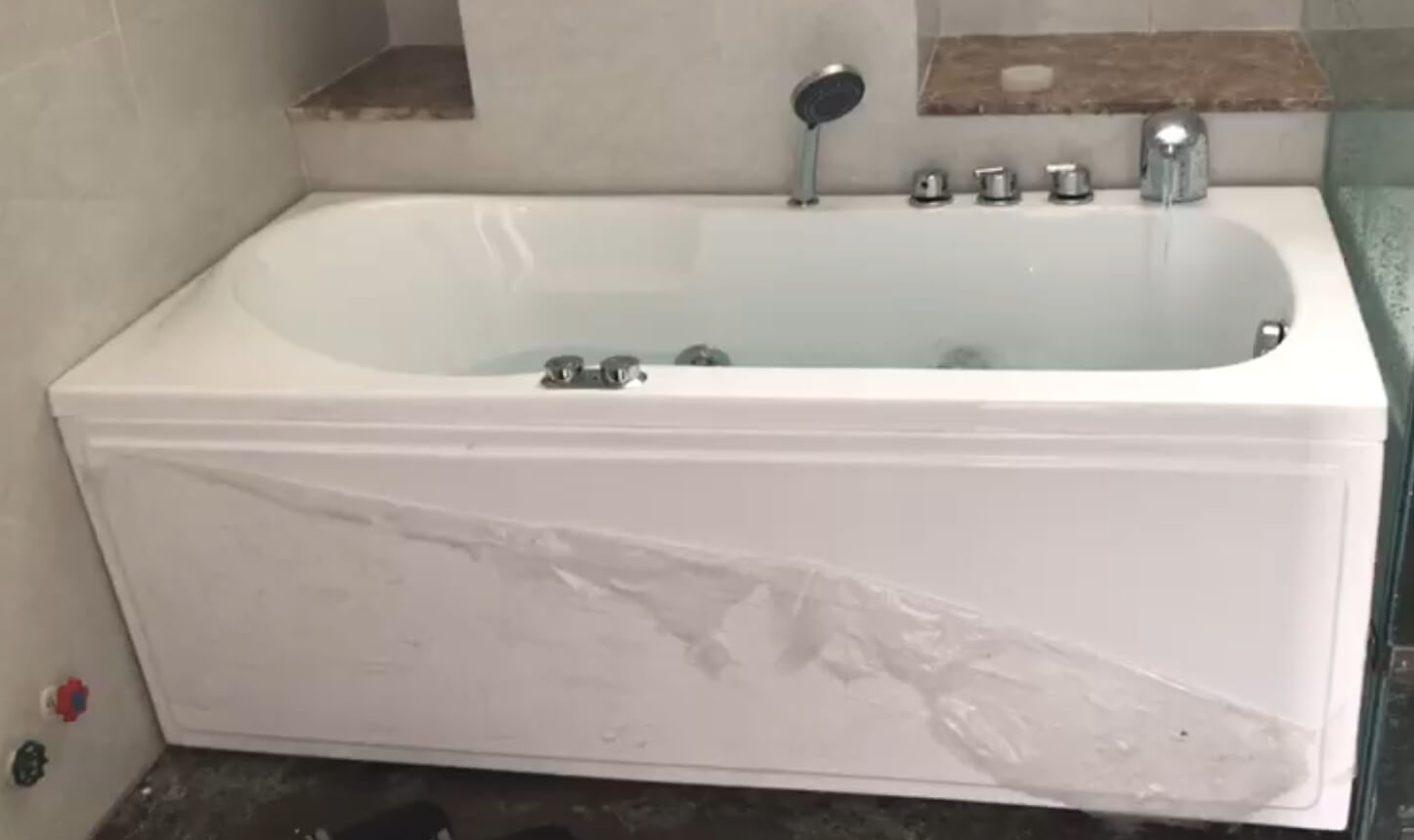 Bồn tắm chân yếm được lắp đặt hoàn chỉnh trong góc phòng tắm